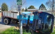Brutal accidente en La Plata: un camión chocó a dos camionetas y y una de ellas terminó volcada