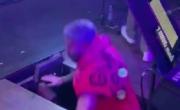 El accidente del cantante de Dale Q’ Va: se rompió el escenario y cayó en pleno show