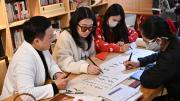 Jóvenes chinas rescatan una escritura secreta inventada hace siglos entre mujeres