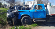 Tremendo triple choque en Villa Elvira: un camión impactó contra dos camionetas y una terminó volcada