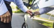 Más de la mitad de los conductores cambia las pólizas de seguros de autos a las más económicas