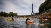 Ola de calor en Europa: residentes y turistas en París se bañan en el río Sena