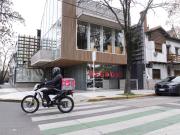Cerró uno de los grandes de la plaza Arenales: qué va a pasar con el distrito del vino de Villa Devoto