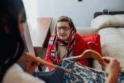 Asistentes gerontológicos: el oficio que crece con la demanda de una Argentina que envejece