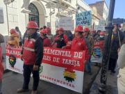 COD de Tarija marcha contra despidos en el sector salud y denuncia vulneración de derechos laborales