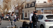 Una motociclista terminó en el hospital tras un choque en una esquina del centro