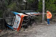 Un colectivo volcó en Bariloche en la ruta de acceso la Cerro Catedral: una persona fue trasladada al hospital