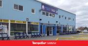 Buscan a cinco sujetos que golpearon y tirar a otro en el autódromo