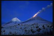 Volcán Kliuchevskoi expulsa una gran columna de cenizas