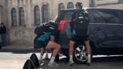 Los jugadores de los All Blacks levantaron un auto para resolver un incidente de tránsito en Buenos Aires