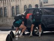 Locura de los All Blacks en las calles de Buenos Aires: hicieron de grúa y levantaron un auto en la previa del partido contra Los Pumas