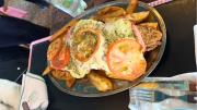 Por $22.000 una pareja come milanesas con papas fritas en este bodegón