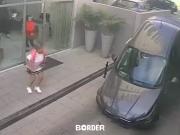 Lomas de Zamora: quiso avanzar en un estacionamiento con la rampa elevada y su auto cayó de punta