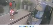 Insólito accidente: avanzó en el estacionamiento de un edificio con la rampa elevada y su auto cayó al vacío
