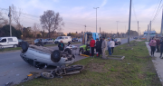 Accidente múltiple en La Plata: un auto terminó volcado y un hombre de 53 años fue hospitalizado