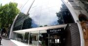 Un hombre fue hallado inconsciente en el Hotel Dazzler, murió en el hospital e investigan qué fue lo que pasó