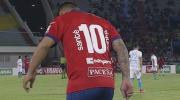 Chávez vuelve del retiro, pero dura solo 7 minutos por expulsión