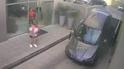 Olvidó bajar la rampa del estacionamiento y su auto cayó de trompa entre los niveles