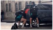 El gesto solidario de los All Blacks en Buenos Aires: ayudaron a levantar un auto en el centro