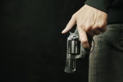Horror: esperaba a su ex, empleada bandeña, afuera de la Municipalidad y con un arma