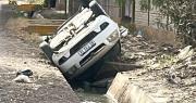 El conductor que terminó con su auto adentro un canal en Rivadavia, perdió el control por esquivar una moto