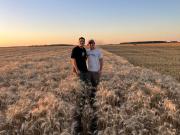 Dos amigos se unieron, desarrollaron un novedoso producto con el tallo de un cultivo y proyectan exportarlo