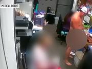 Abuso de poder y acoso sexual: la ridícula sanción que recibió un médico que caminaba desnudo por su clínica