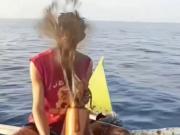 La venganza del calamar contra el pescador que festejaba su captura