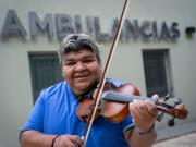 Juanjo Abregú: el enfermero del Hospital Rivadavia que toca el violín con su delantal y enloquece a los jóvenes con zambas y chacareras