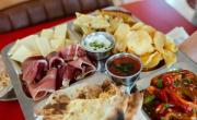 Picadas especiales con vitel toné: la original propuesta de un bar vintage de Buenos Aires que se volvió furor para salir a comer
