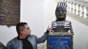 Diputado Astorga viste de reo al busto de Evo Morales en la Asamblea Legislativa de Bolivia