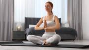 Postura de la langosta, la asana de yoga para bajar de peso, tonificar los glúteos y fortalecer los brazos
