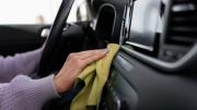 Cinco trucos para limpiar el auto con ingredientes de la casa