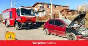 Bomberos asisten al incendio en un rodado