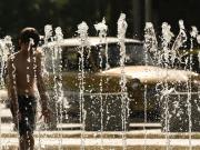 Tres litros de agua por empleado: Francia se adapta a la nueva realidad del calor y ya aplica cambios para el trabajo al aire libre