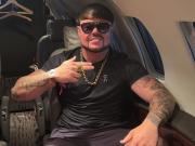 Anteojos, músculos y un raro corte de pelo: quién es Ibiza Final Boss, el fenómeno viral del momento