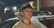 Fue capturado por el robo de una rueda en Rawson, y antes de ser arrestado, posó para la foto