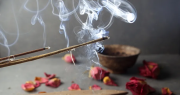 El significado de encender un sahumerio de rosas los días jueves