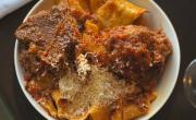 El restaurante con estilo clásico y espíritu portuario que se volvió sensación en un nuevo polo gastronómico de Buenos Aires