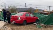 Choque en El Huaico: un auto terminó dentro de una obra y los vecinos piden frenar la alta velocidad