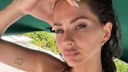 Desde su mansión, la China Suárez deslumbró en bikini colaless y piercing XL
