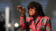 La Mona Jiménez: récord en streaming y enfrentó a quienes lo tildan de “viejo arruinador”