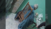 Drama en Cumelén: le dieron el alta a la mujer que acumuló basura por años y ahora no tiene muebles