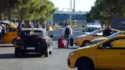 Caos, pelea y destrozos en una parada de taxi del aeropuerto Neuquén: qué pasó