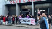 “Kirchnerismo nunca más”: libertarios volvieron a mostrar la provocadora bandera en el acto de La Plata