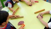Una maestra jardinera está acusada de abusar sexualmente de dos niños