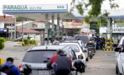 Choferes buscan abastecerse de combustible sin pasar por YPFB