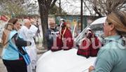 Devotos de la Virgen de Urkupiña llenan de fe y color la tradicional chaya de autos en Salta