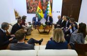 Se compromete a una transición democrática