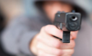 Mataron a una mujer delante de su hijo: hay un detenido y dos prófugos